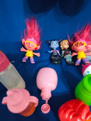 Muñeca grande y figuras pequeñas