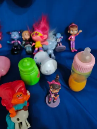 Muñeca grande y figuras pequeñas