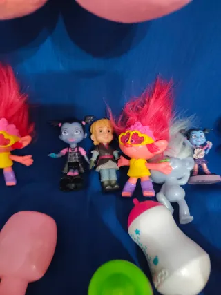 Muñeca grande y figuras pequeñas