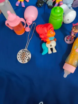 Muñeca grande y figuras pequeñas