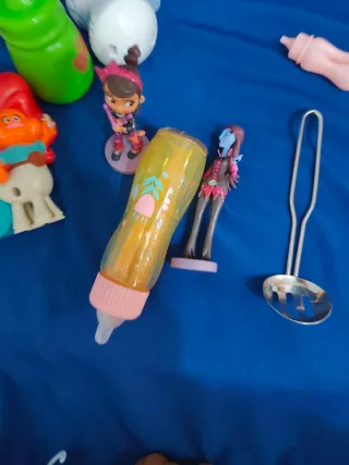 Muñeca grande y figuras pequeñas