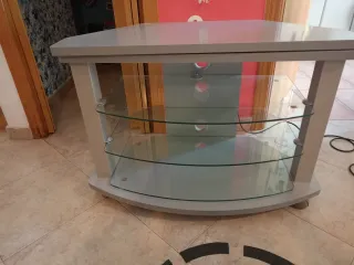 Mesa para televisión con baldas de cristal