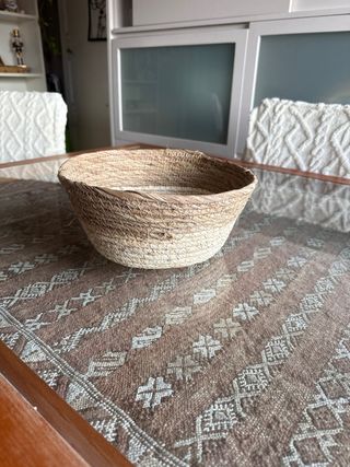 Cesta de mimbre artesanal