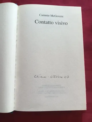Libro. Contatto visivo. Copertina rigida.