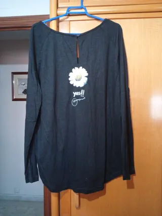 Jersey negro con estampado de flor y corazón