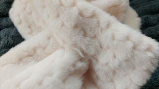 Bufanda blanca de pelo suave