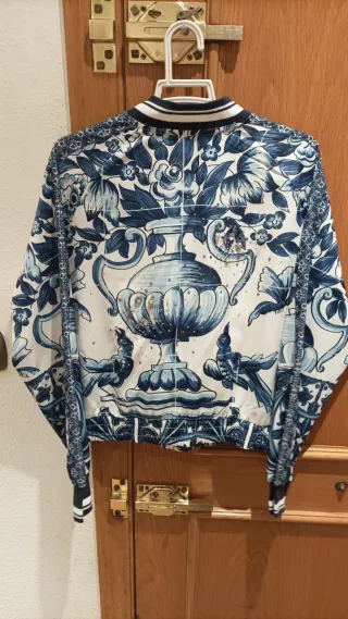 Bomber azul y blanco estampado
