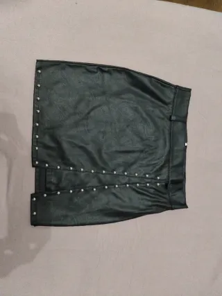Falda polipiel negra con tachuelas