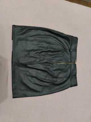 Falda polipiel negra con tachuelas