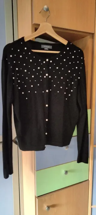 Chaquetilla negra con perlitas