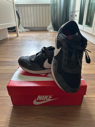 Zapatillas Nike Niño Negras y Rojas