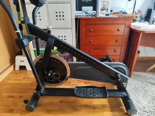 Bicicleta elíptica negra.