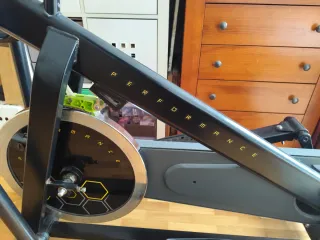 Bicicleta elíptica negra.