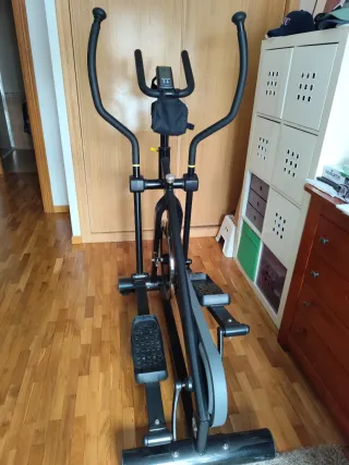 Bicicleta elíptica negra.