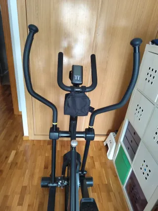 Bicicleta elíptica negra.