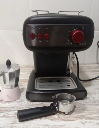 Cafetera Negra (la rosa no incluida)