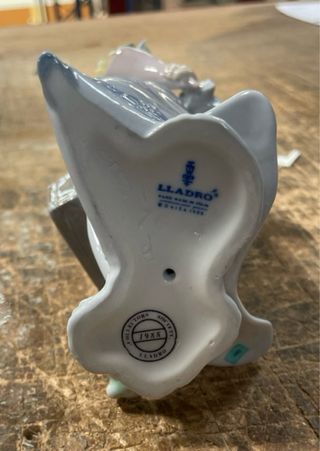 Figura Lladro Niña con Maleta y Flores 21 cms