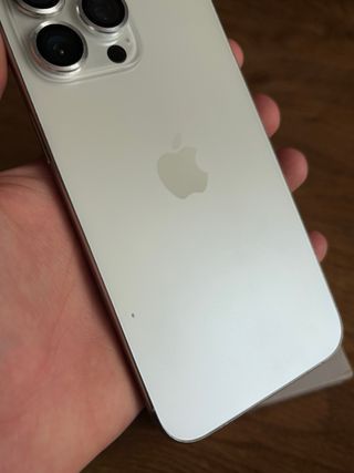 iPhone 15 Pro Max 93% Batería