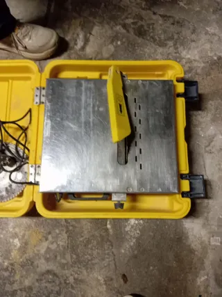 Máquina para cortar baldosas con agua