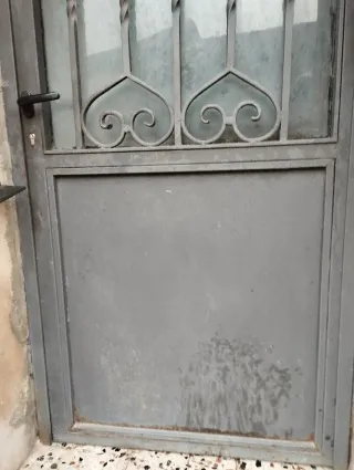 Puerta de hierro forjado