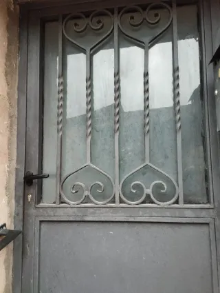 Puerta de hierro forjado