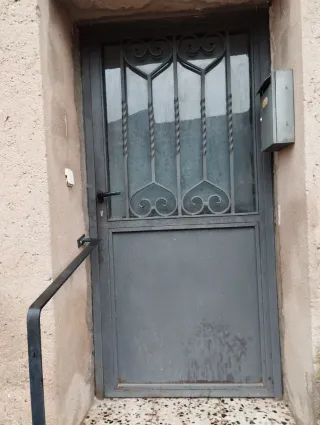 Puerta de hierro forjado