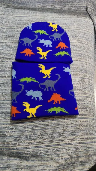 Set cappello e scaldacollo bimbo dinosauri