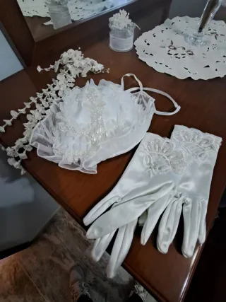 Traje de comunión blanco con perlas y accesorios.