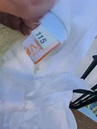 Traje de comunión blanco con perlas y accesorios.