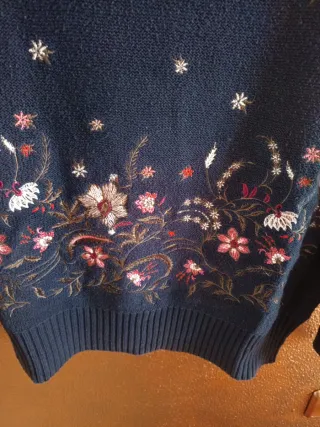 Jersey azul con flores bordadas Talla XL