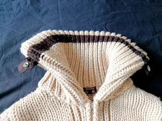 Chaqueta de punto beige con cremallera