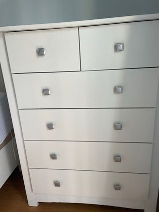 Cómoda blanca de madera