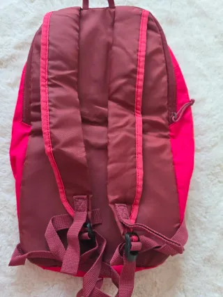 Mochila Quechua Arpenaz 10 Fucsia 42 x 29 cm.