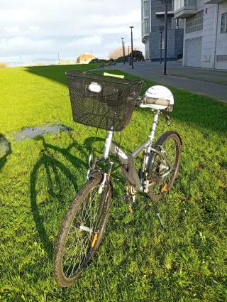 Bicicleta super equipada y suspensión delantera