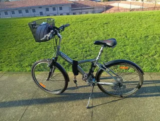 Bicicleta super equipada y suspensión delantera