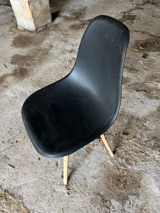 Silla Negra Patas Madera