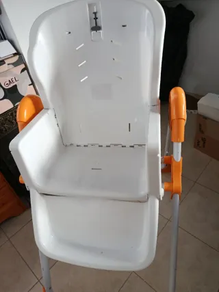 Trona de bebé blanca y naranja