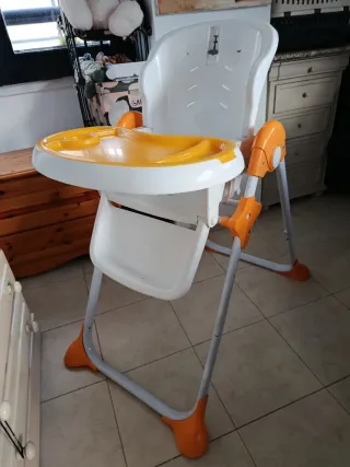 Trona de bebé blanca y naranja
