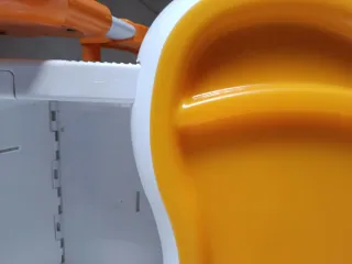 Trona de bebé blanca y naranja