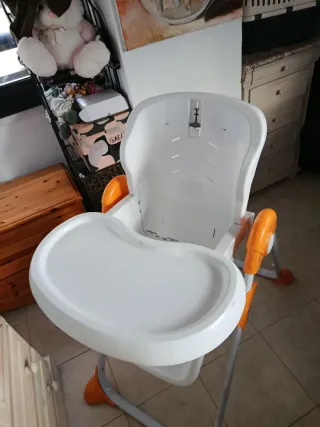 Trona de bebé blanca y naranja