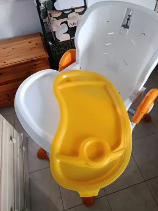 Trona de bebé blanca y naranja