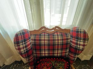 Sillón orejero de tela y madera
