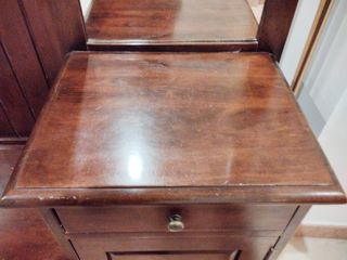 Recibidor de madera con espejo y banco