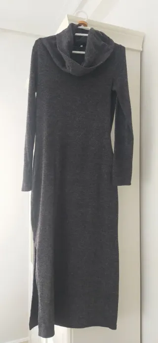 Vestido largo gris con cuello alto