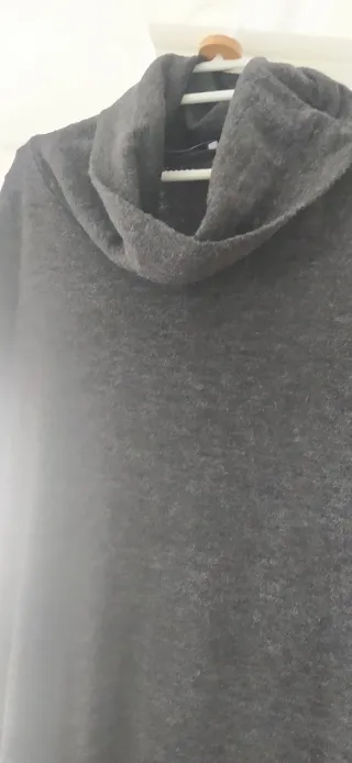 Vestido largo gris con cuello alto