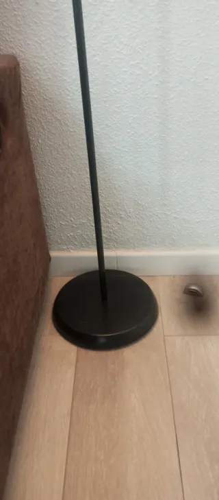 Lámpara de pie negra y blanca
