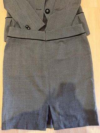 Conjunto Chaqueta y Falda Gris