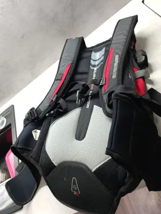 Mochila con espaldera negra y rojo