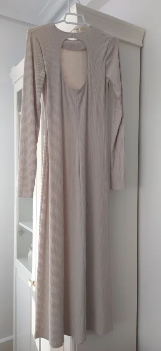 Vestido largo beige con abertura