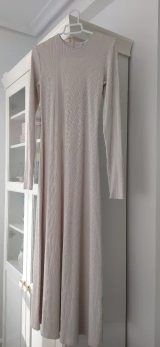 Vestido largo beige con abertura
